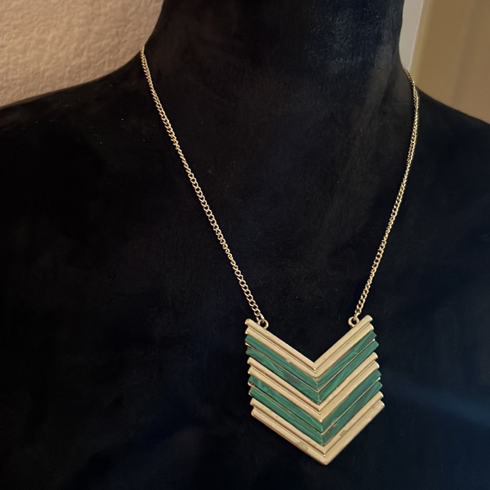 Gold & green chevron pattern gold metal chain necklace womens jewelry - Picture 3 of 4